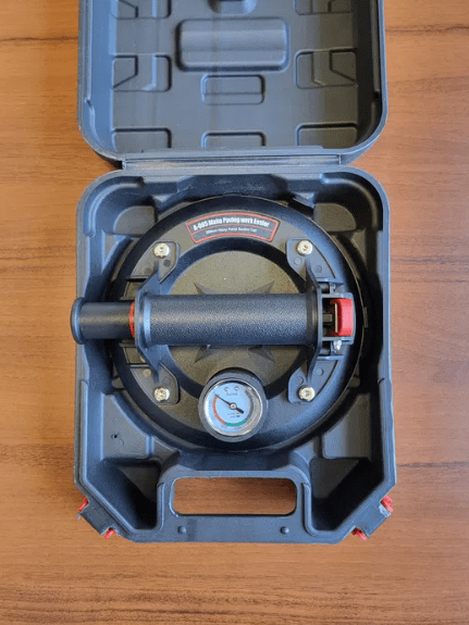 Vacuum suction cup with pressure gauge
